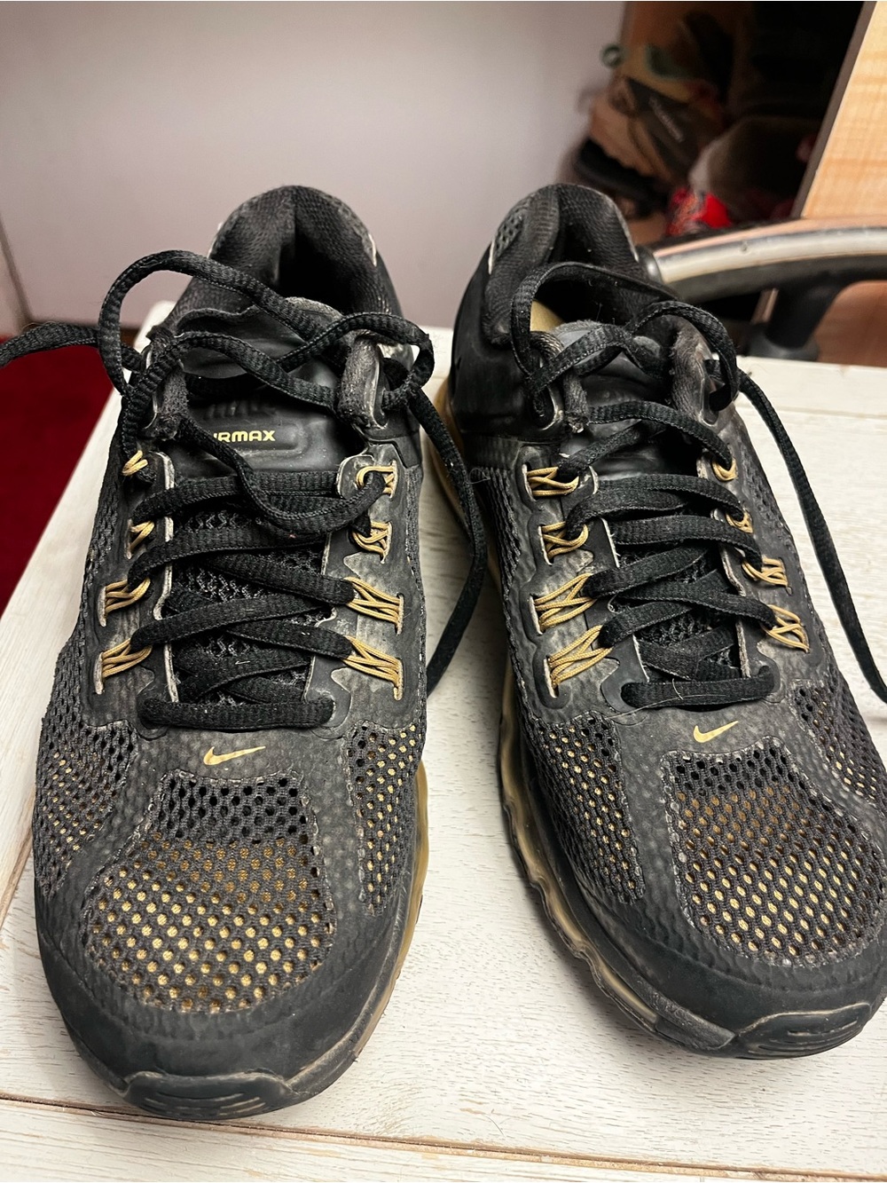 Nike youth size 7 Black and Gold Air Max Athletic Sneakers